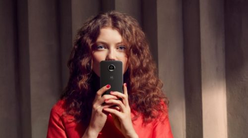 Moto Z2 Play_lifestyle